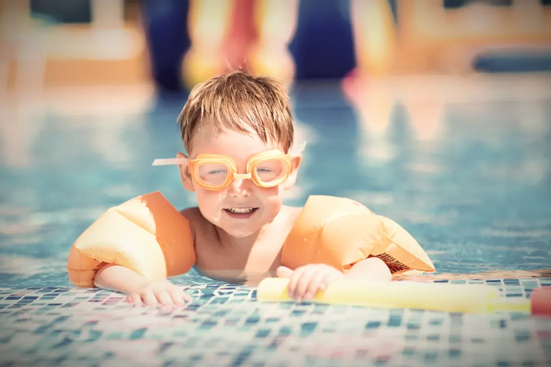 Dziecko w okularkach pływackich na basenie Solen Swim