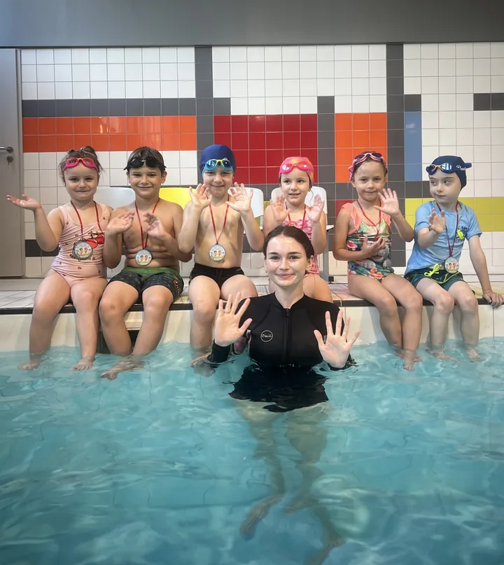 Kamila Falkowska — założycielka i instruktorka Solen Swim — w wodzie z grupą dzieci na basenie przy ul. Ostrowskiego 3 we Wrocławiu